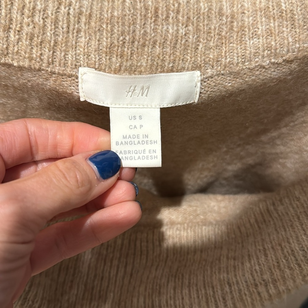 H&M off the shoulder sweater - Picture 2 of 3